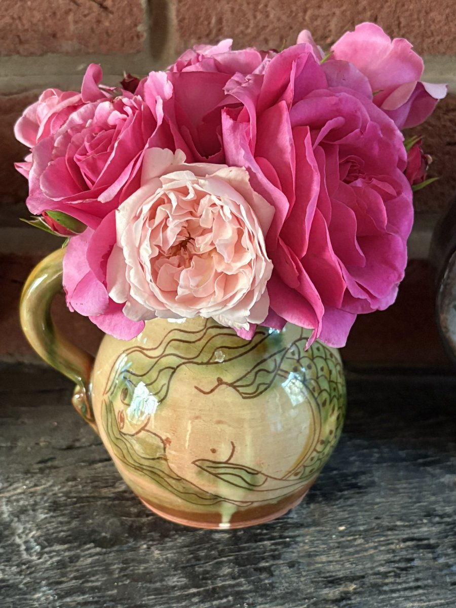 papaver's tweet photo. Roses for the lounge  #myroses #cutroses #roses #mygarden #gardening #favouritevase #GardeningX #gardeningtwitter https://t.co/yptnQhWDw7