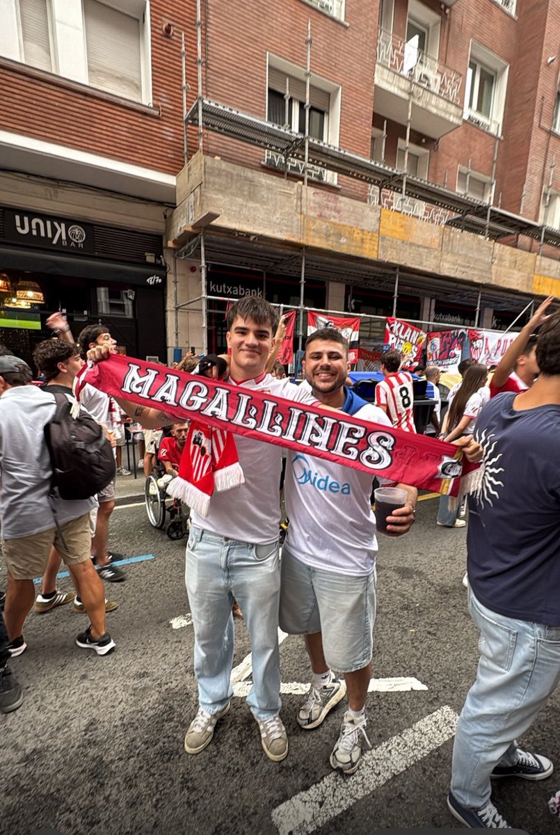 🔴⚪ Nuestra peña está presente hoy en San Mamés 🔴⚪
¡Tenemos representación animando al Sevilla desde el campo del Athletic Club! 🙌🔥

💪 Vamos mi Sevilla, a por los 3 puntos.
#SevillaFC #VamosMiSevilla