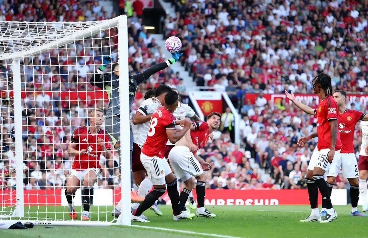 CricUniverse7's tweet photo. #Arsenal beat #ManUtd by 1 - 0 in their first Premier league match at #OldTrafford
Italian plater Calafiori scored his debut goal in 13' minutes
#Arsenal
#manutdvsarsenal #PremierLeague #TripleMania #GUINZLY #เนเธชเธเนเธซเธฒเธงเธฒเนเธขเธเธดเธง10 #HAECHAN #ไนๆจๅๅทฅไบไธญ #RIIZE #gaeaja https://t.co/f2XCWa4Kup