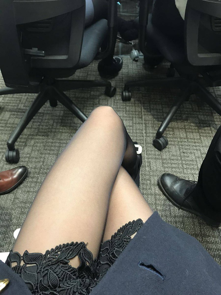 wolf37215's tweet photo. 【自拍照】有位粉丝很喜欢妈妈穿着丝袜的美腿照，于是特意找了几张。这是我从妈妈手机里窃取到的，她在其他男人的要求下发���的自拍。唯一值得庆幸的是，所有照片的拍摄背景都是公共场合，而不是在我熟悉的地方。 https://t.co/33XExSAc7p