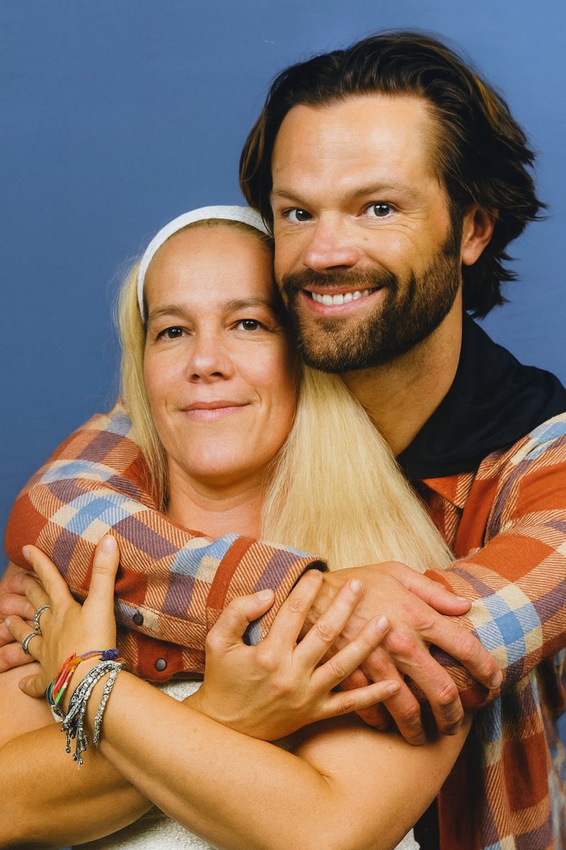 JH_Sparkling's tweet photo. Maybe we look a little more american than we should? But in Texas everything is bigger, right? 😜 Well.. since I'm in London should have Tower, right? #JaredPadalecki played that so naturally 😊
#heaveninhell #ForTheLoveOfFantasy #execelLondon #fantasycon #feelingblessed https://t.co/41DnlJcJWr