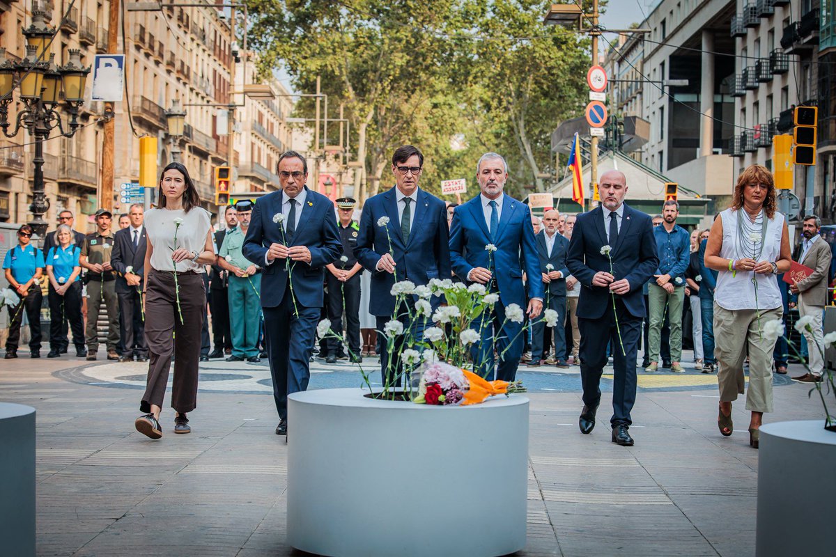 🔴🔴🔴
Que els responsables del silenci institucional cap a les víctimes puguin ser els protagonistes d'un acte com el d'avui ens deixa molt clar que no podem continuar formant part d'Espanya ni un segon més.
Fer-los fora ha d ser la nostra prioritat.
Rebel·lem-nos
#INDEPENDÈNCIA