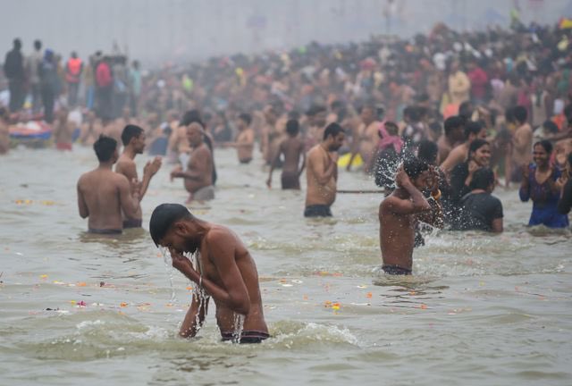 Grazer, die in der Mur baden