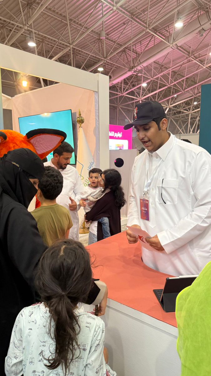FoxEnglishSa's tweet photo. نرحب بكم في #فوكز_إنغليش باليوم الأول من معرض #العودة_للدراسة في البوث رقم (G3) لنساعد في #تعلم_الإنجليزية بالعربية بسهولة وسرعة خلال 7 دروس فقط!
 زورونا وتعرفوا أكثر على طريقتنا لتعلم الإنجليزية (إقرأ أولاً وتحدث ثانياً)، واستفيدوا من عروضنا الخاصة.
#عوده_المعلمين_والمعلمات https://t.co/eLNPX5c3Cx
