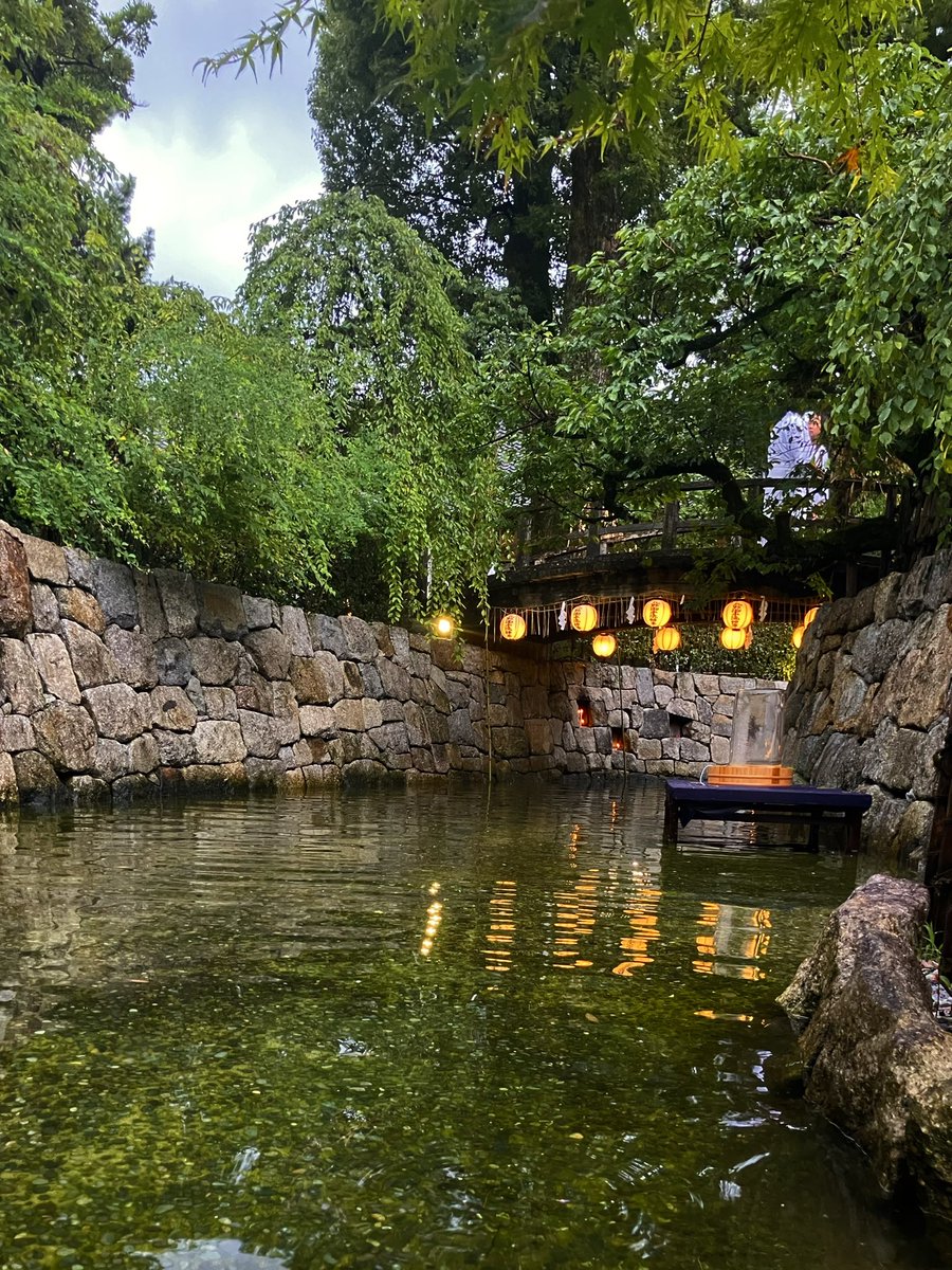 hazukigames's tweet photo. 1年越しで、初めての御手洗川足つけ燈明神��へ。気まぐれなお天気だったけれど無事に参加することができた。雨上がりの境内は空気が澄んでいて、天神市とは趣きが異なっていた。
#御手洗川足つけ燈明神事
#御手洗祭 #北野天満宮 https://t.co/YvAaM8Qxlm