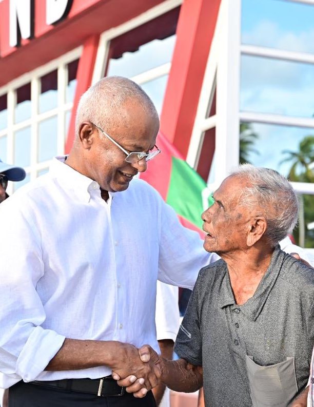 HaathimIbrahim's tweet image. ބަނދަރާ، ފެނާ، ނަރުދަމާ އަކީ ކުދި އާބާދީ ތަކުގެ ރައްޔިތުންގެވެސް ހައްގެއްކަން އަމަލުން ދައްކައިދެއްވި ހިތްތިރި ކެތްތެރި ރައީސް @ibusolih ❤️