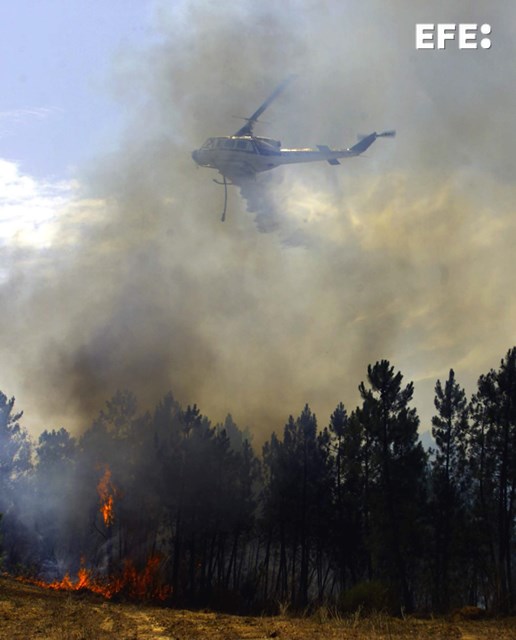 El Plan Infoca ha movilizado 13 medios aéreos y ha ampliado el dispositivo terrestre para el nuevo incendio forestal declarado en el paraje La Contienda del término municipal de Aroche (Huelva), el mismo en el que se originó otro el pasado jueves que calcinó una 500 hectáreas.