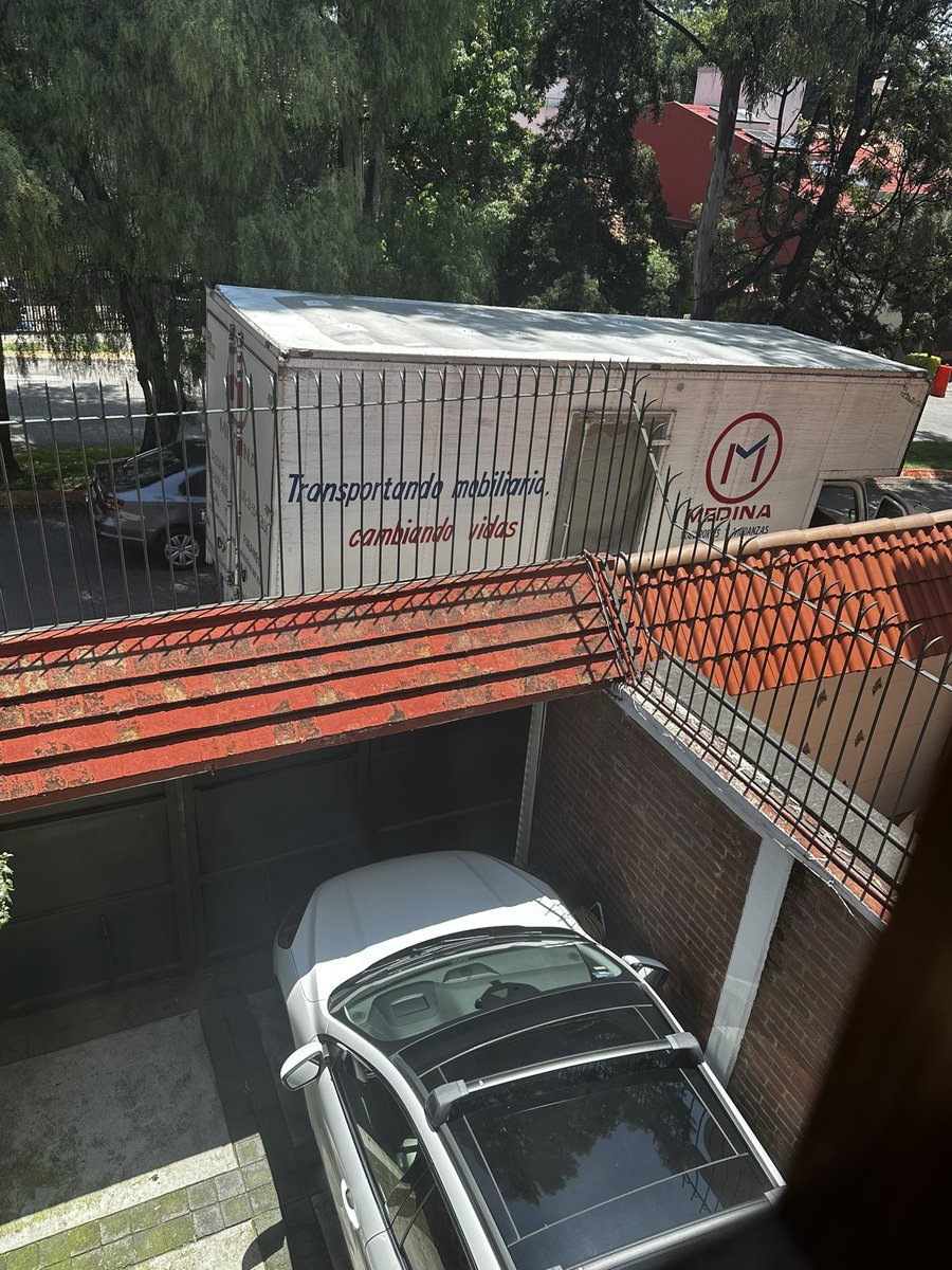 rebe_chavez's tweet photo. @HuixquiGob este camión de mudanzas está tapando nuestras entradas sin dejarnos salir ni entrar y solo nos dicen que no pueden moverse porque se quedaron sin gasolina y que teníamos que esperar a que se movieran. Hay forma de ayudarlos? https://t.co/WjEKMFtpP9