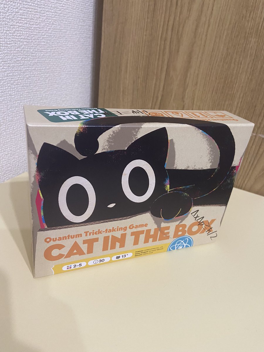 trortgames's tweet photo. 本日は #キャットインザボックス をプレイ。
猫ちゃんが可愛い。家にあるカーペットがたまたま猫ちゃんに似てるのもよき。

カードの色を自らが宣言するルールと、
勝利数予測・ボーナス得点の存在によって、パラドックスを起こすリスクを取るかの選択が生まれているのがハマってて面白かったです！ https://t.co/a3bfcNLxDf