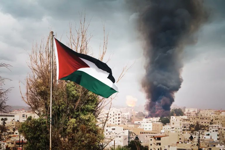 ..

من يُحاول النيل مِن عالم دين أو مفكّرٍ، للحد مِن تأثيره ونفوذه و"قوّته الناعمة" من خلال التشغيب والتشويش المذهبي، يَنسى أن هذا المفكّر وذلك العالِم لم يكتسب صوته وصَداه من مَذهبه ولا من موقعه الرسمي، بل ولا من غزارة عِلمه الشرعي ..

بقدر ما نالهما من تجلّي عِلمه ومُعتقدِه في