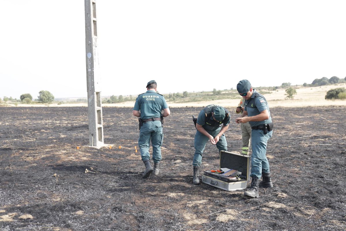 news_zamora's tweet photo. Torreta eléctrica, posible origen del incendio de Mahíde que mantiene en vilo a la Sierra de la Culebra #ifCastromil #IfPuercas #IfMolezuelas #IfPorto
#IfHermisende #IFMahide #IfPías https://t.co/982vrsCqUW https://t.co/7RytNRvUC2