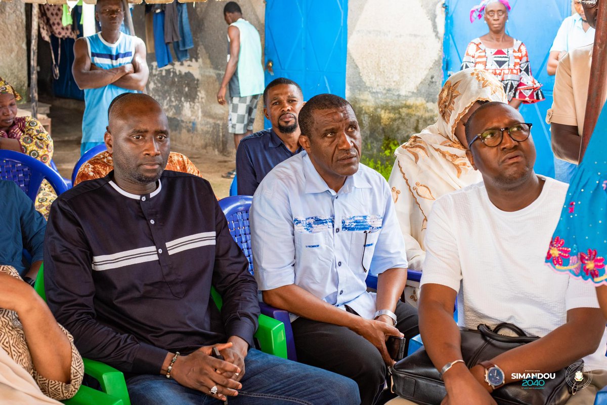 🕊️ Le Ministre Ismaël NABÉ, entouré de son cabinet, s’est rendu auprès de la famille de feu Daouda Taban Sylla pour présenter ses condoléances. Le ministère honore la mémoire d’un journaliste dévoué, symbole de fraternité et de service. Paix à son âme. #Solidarité #RTG
