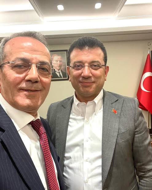 nedimsener2010's tweet photo. Saraçhane bülbülü….
Ahtapot Ekrem’in beslemesi, FETÖ’nün el konulan televizyonun önüne gidip yatan, CHP delegesinden 1000 dolara alınan imzasının görselini paylaşmayı gazetecilik sanan operasyoncu @sabansevinc2 seni kimseye havale etmiyorum ben ilgileneceğim seninle https://t.co/ShcGO8ckV9