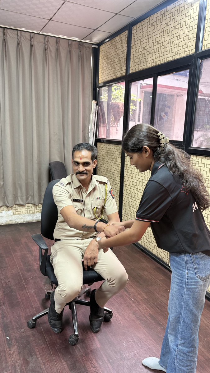NSS_VIIT_PUNE's tweet photo. @NSS_VIIT_PUNE National Service Scheme ,team of Vishwakarma Institute of Information Technology celebrated Rakhi with Khaki by tying rakhis to the dedicated police personnel of Pune. The event symbolized gratitude and respect towards the police force. https://t.co/aF5eEfij8H