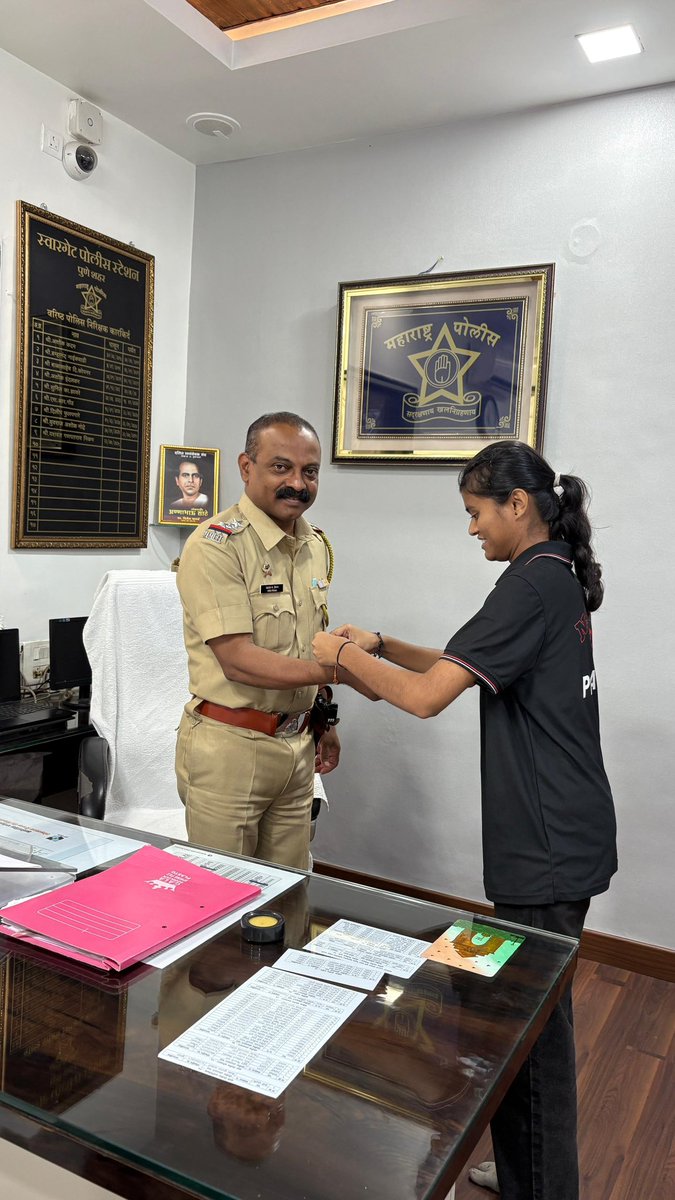 NSS_VIIT_PUNE's tweet photo. @NSS_VIIT_PUNE National Service Scheme ,team of Vishwakarma Institute of Information Technology celebrated Rakhi with Khaki by tying rakhis to the dedicated police personnel of Pune. The event symbolized gratitude and respect towards the police force. https://t.co/aF5eEfij8H