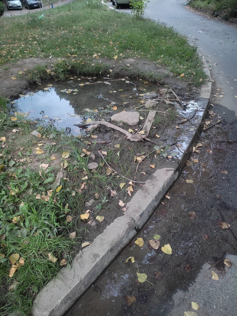 LazarAndroid's tweet photo. @prijavi_problem
Poštovani, nedaleko od zgrade Bul. Peka Dapčevića 102 bar već godinu dana postoji močvara koja otiče i stalno se dopunjava...

Hvala unapred na rešenju! https://t.co/6dERd76tjA