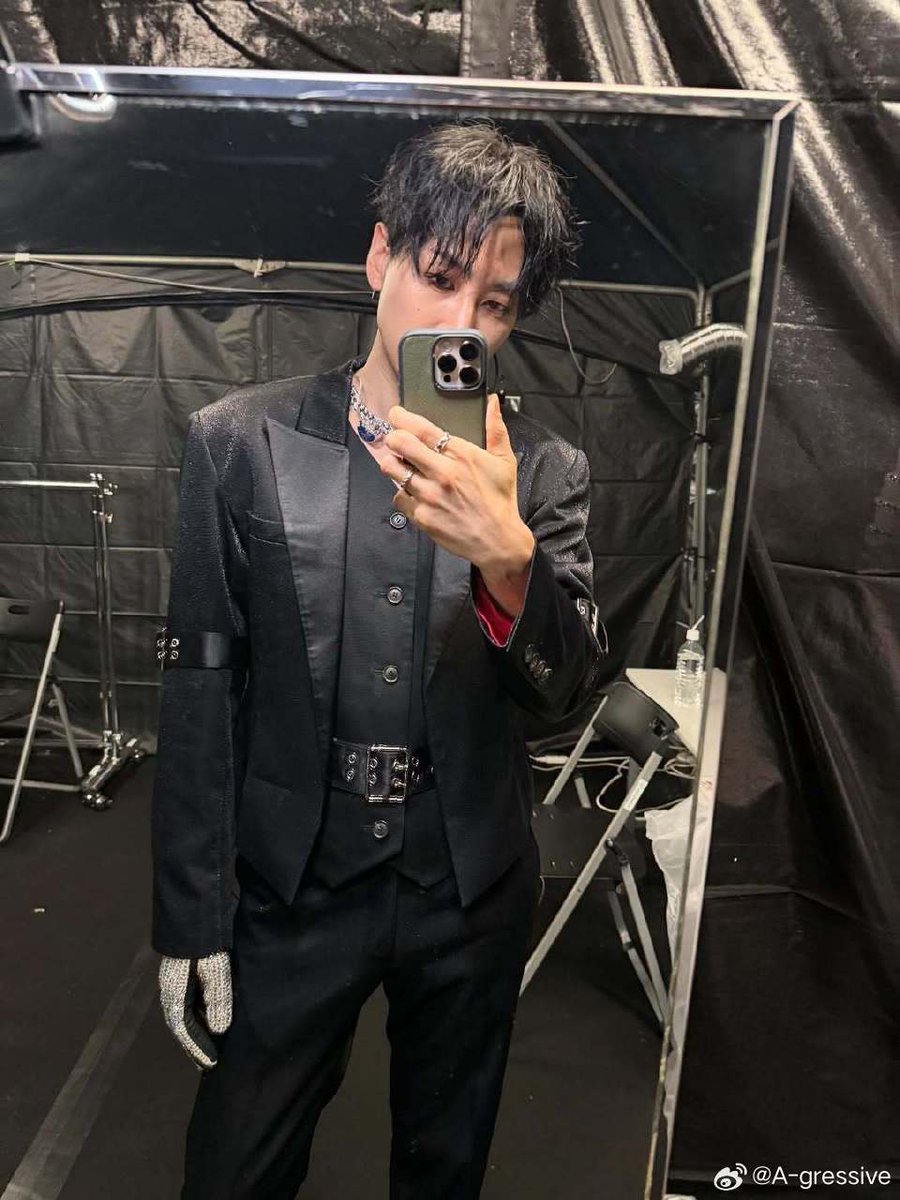 hyukjae's tweet photo. esta foto grita hyukjae rockstar, líder de banda que tiene una relación de amigos con beneficios con el baterista ☝🏻 https://t.co/9vsvmFMuyU