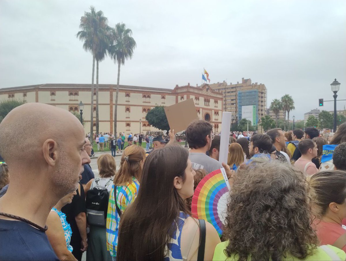 Esta tarde participamos en Xixón en la manifestación antitaurina al grito de “¡vergüenza!”
 La tortura no es arte ni cultura.
Asturies es antitaurina ✊