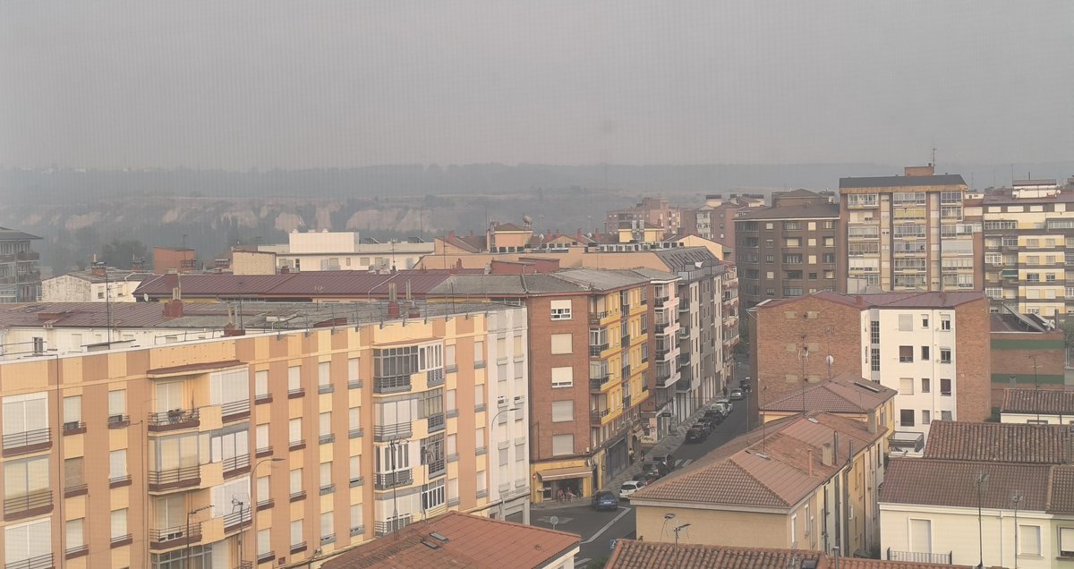 eldeloscover's tweet photo. No es niebla. ¡¡Es humo!! 
Es León, que arde. https://t.co/ZYn3KO8VA0