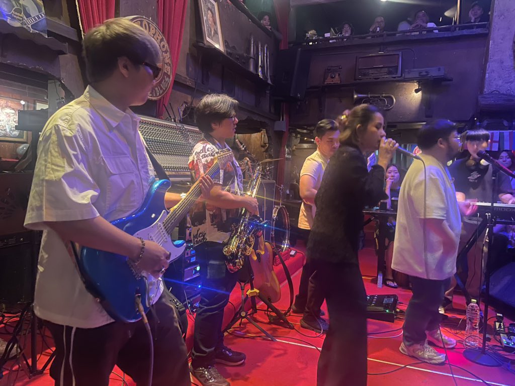 sskinship's tweet photo. saxophone pub https://t.co/Nud3Tjxd8E