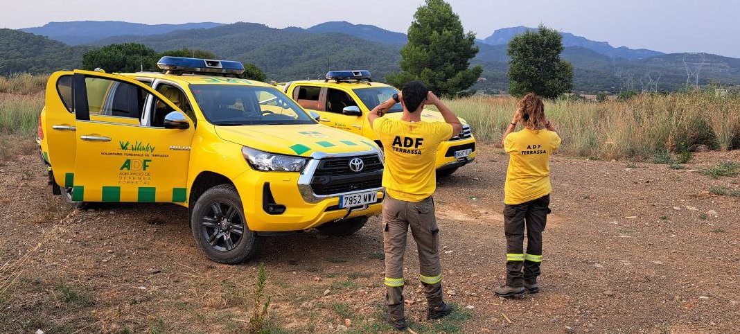 sfadfcat's tweet photo. 🔥 #VallèsOccidental | Al Vallès Occidental, la vigilància no s’atura.

Els voluntaris s’ubiquen en punts elevats per observar el territori i actuar amb rapidesa.

📸 Les imatges són de l’@ADF124Terrassa i els @vfterrassa.

#adfcat #Incendis #OnadaDeCalor #somADF #somterritori https://t.co/wsvtY2vKE2
