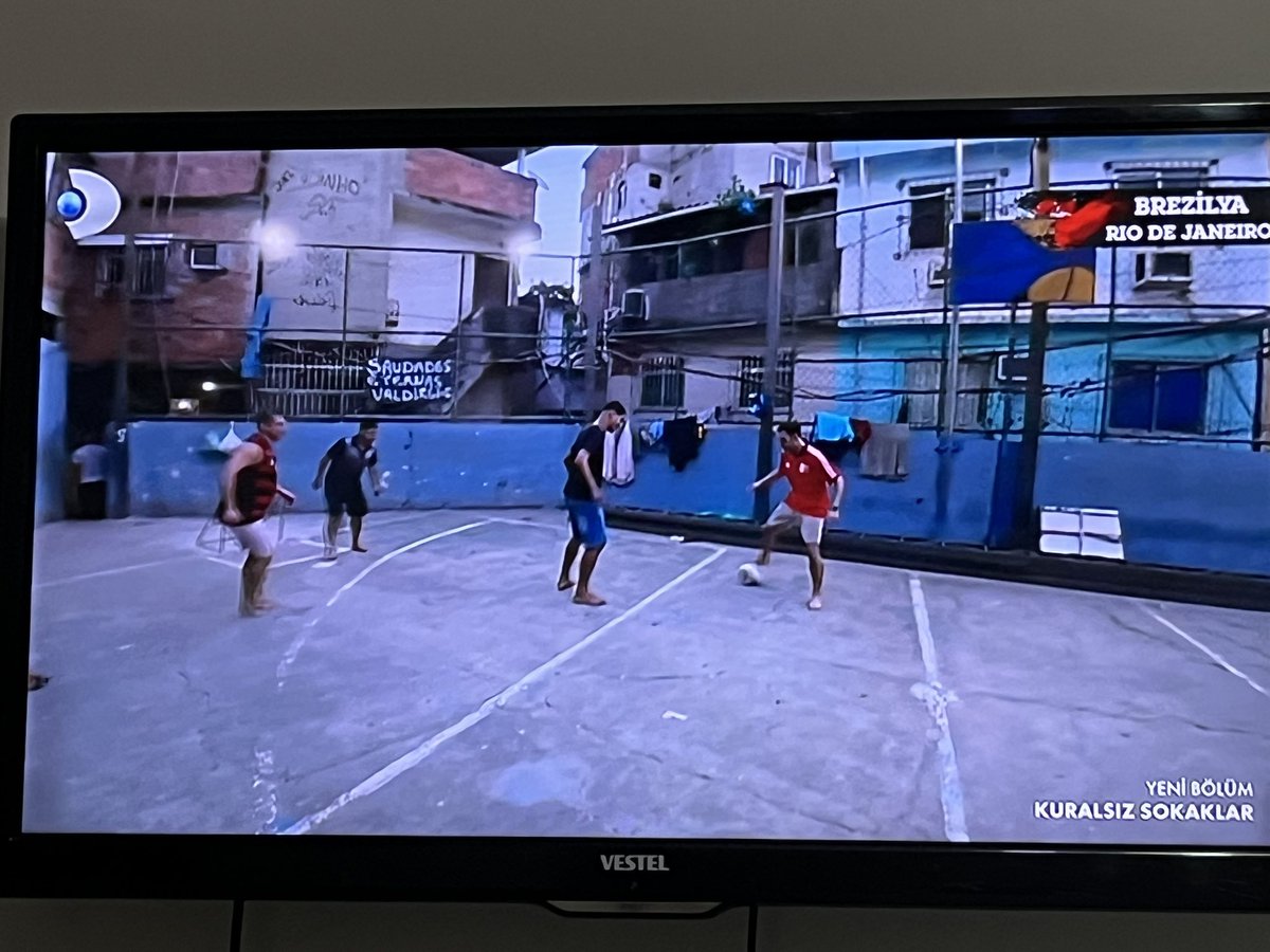 Kuralsız Sokaklar TV’de son zamanlarda gördüğüm en iyi iş. Gezi programlarıyla sadece güzel yerlerin gösterildiği bir furya varken dünyanın belki de %80-90’ına tekabül eden yoksulluğun, suçun, kuralsızlığın olduğu yerleri yani gerçek dünyayı göstermek oldukça başarılı bir iş 👏