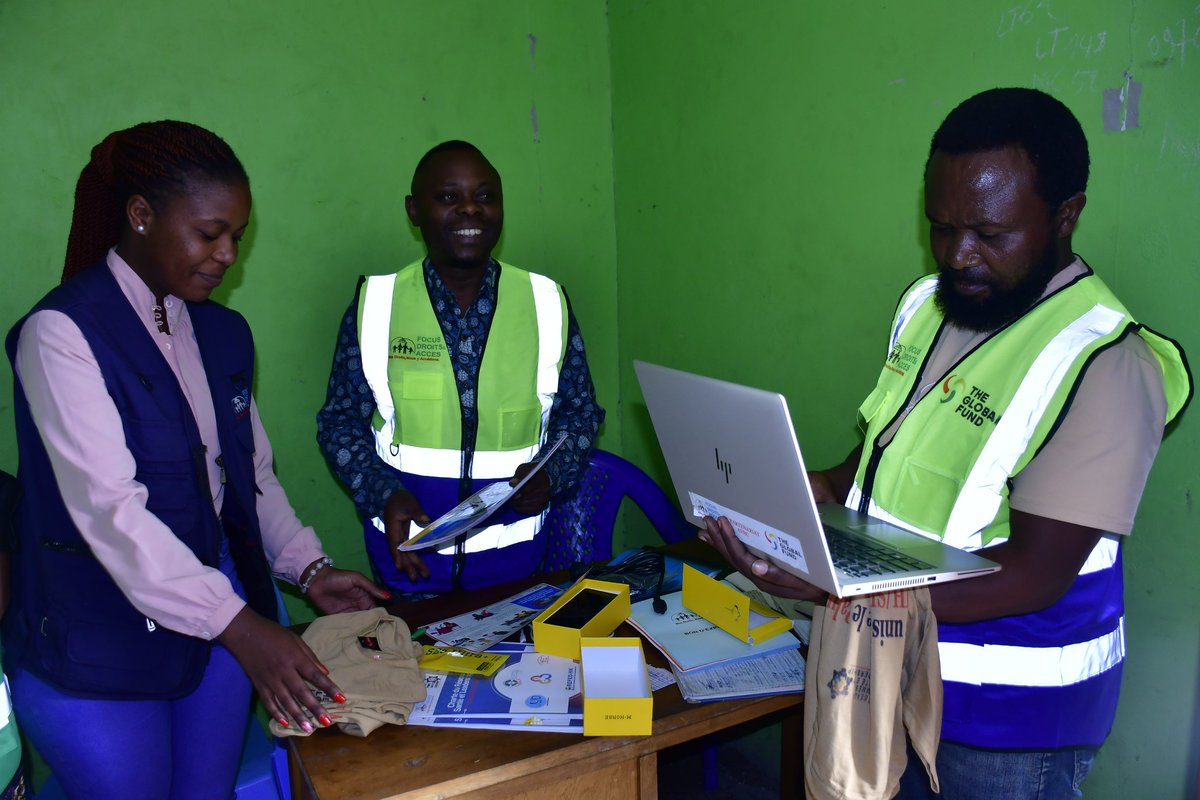 focusdroits's tweet photo. 💻📱 Appui en ordinateurs &amp; téléphones aux structures membres du #RFSL pour renforcer leur fonctionnement et communication dans la lutte contre la #TB, le #VIH &amp; le #Paludisme.
➡️ Des outils pour plus d’impact !
#JUID_asbl bénéficie de notre accompagnement. #LeadershipFéminin https://t.co/Uj3JC3ZEoK