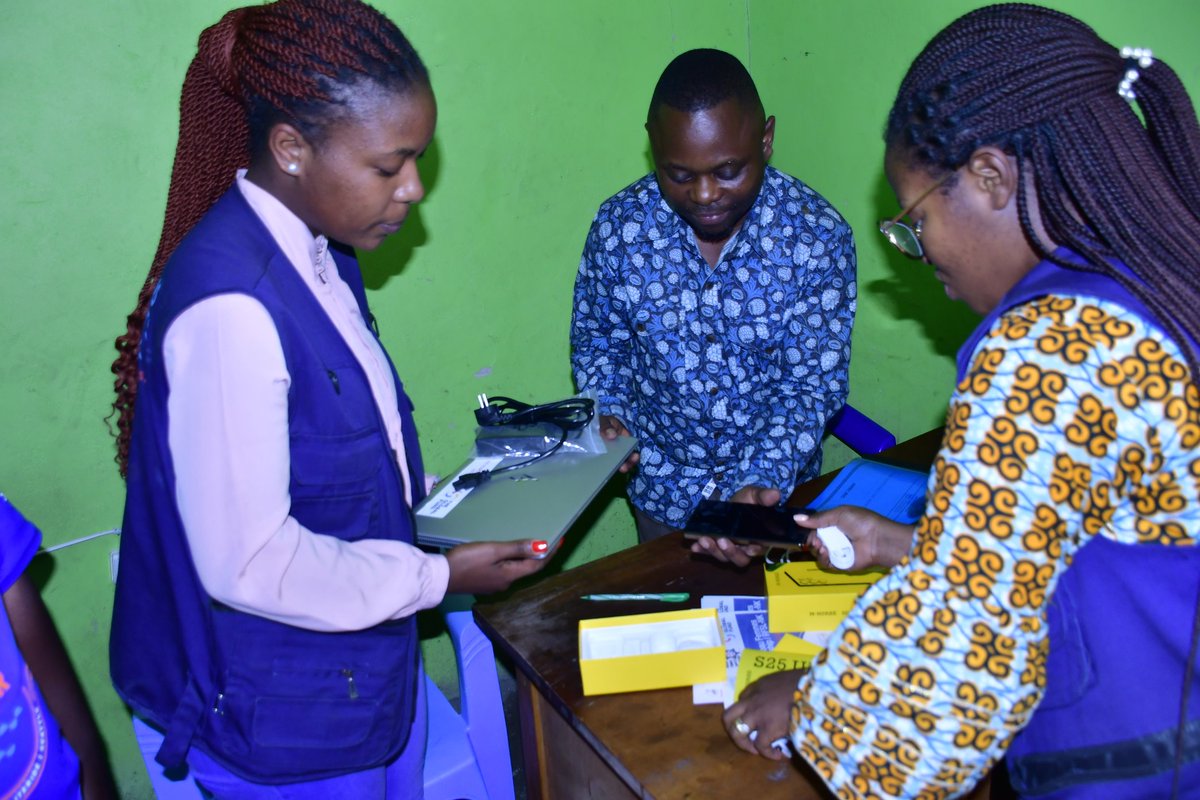 focusdroits's tweet photo. 💻📱 Appui en ordinateurs &amp; téléphones aux structures membres du #RFSL pour renforcer leur fonctionnement et communication dans la lutte contre la #TB, le #VIH &amp; le #Paludisme.
➡️ Des outils pour plus d’impact !
#JUID_asbl bénéficie de notre accompagnement. #LeadershipFéminin https://t.co/Uj3JC3ZEoK