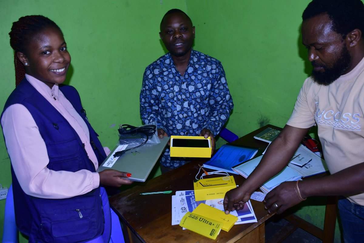focusdroits's tweet photo. 💻📱 Appui en ordinateurs &amp; téléphones aux structures membres du #RFSL pour renforcer leur fonctionnement et communication dans la lutte contre la #TB, le #VIH &amp; le #Paludisme.
➡️ Des outils pour plus d’impact !
#JUID_asbl bénéficie de notre accompagnement. #LeadershipFéminin https://t.co/Uj3JC3ZEoK