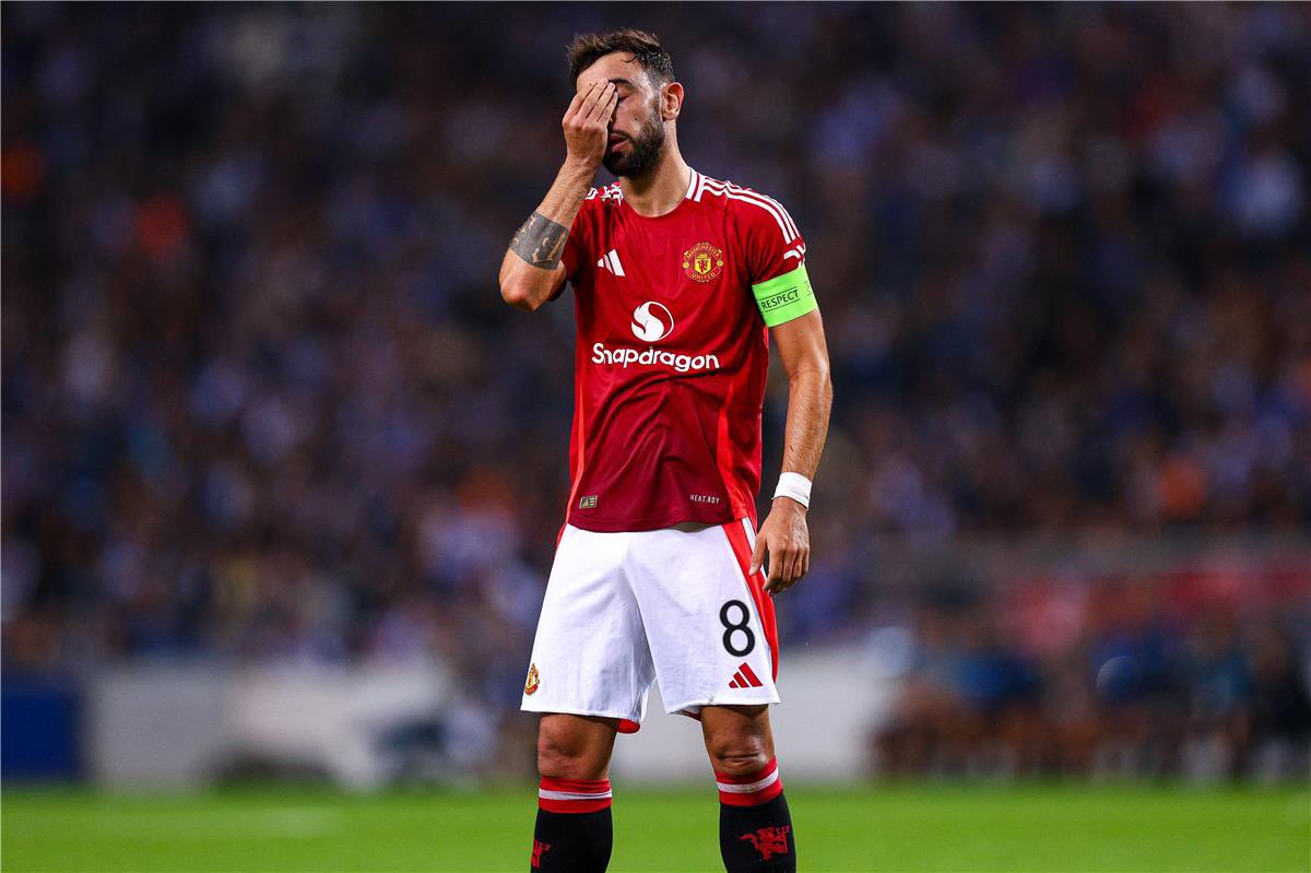 برونو فيرنانديز رفضت عرض الهلال لأحقق الإنجازات في الدوريات الأوروبية..

- جماهير مانشستر يونايتد بعد اول جولة: