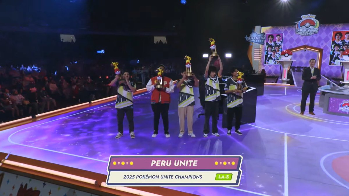 poke_unite_jp's tweet photo. 🏆#WCS2025 Day3 決勝  
【ZETA DIVISION vs PERU UNITE】

🔥 Round 4 完了 🔥
PERU UNITE が勝利！

🎊✨ PERU UNITE 世界チャンピオン！ ✨🎊
最終スコア 1-3

素晴らしい戦いをありがとうございました🔥

#ポケモンユナイト #PokemonWorlds https://t.co/nqsPSGgTeS