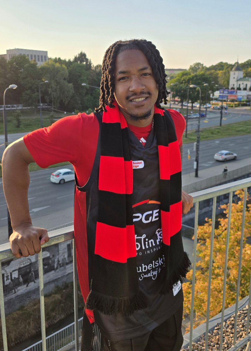 W <a href="/Miasto_Lublin/">Lublin</a> zameldował się <a href="/eslimee_/">Elijah Hawkins 3</a> 🫡 Zgadzacie się, że do twarzy mu w czerwono-czarnych barwach❓😉

#Lublin #Lubelskie #plkpl #WeAreFamily 🔴⚫