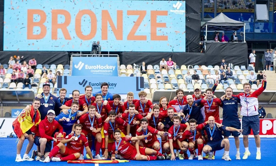 El miracle del hockey espanyol, amb gran participació de jugadors i jugadores catalans, segueix dempeus. Enhorabona a tots i totes per dues medalles més en l'Europeu Absolut! <a href="/rfe_hockey/">RFEH Hockey</a> <a href="/fcdehockey/">Federació Catalana de Hockey</a> <a href="/AbsolutaMasc/">RedSticks</a> <a href="/AbsolutaFem/">RedsticksHockeyFem</a>