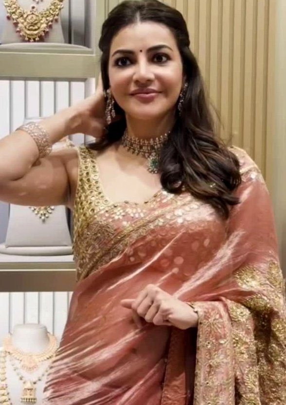 Showed her navel after so long 

Pumping hard rn on her navel 

Saree Faadke iski Navel pe shot marunga