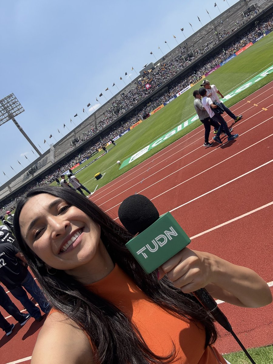 patyteranv's tweet photo. Ya estamos aquí en la cancha del EOU. Póngale al Nueve, TUDN, Vix… #ellasentudn Pumas vs. América Femenil https://t.co/HAZOSknh51