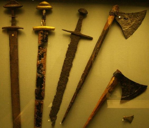 ny_hro's tweet photo. com la tàctica col·lectiva. Les armes utilitzades variaven segons la riquesa i l’estatus del guerrer,però generalment incloïen:
-#Espases de #doble #tall,habitualment utilitzades per l’#aristocràcia guerrera,decorades i equilibrades per a una execució eficaç de talls i estocades. https://t.co/UVSnS6Ncry