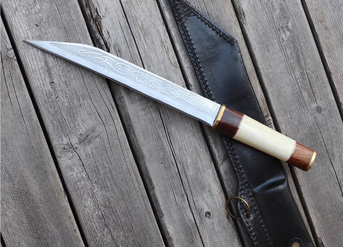 ny_hro's tweet photo. -#Ganivets #seax, emprats tant com a armes de suport com per rematar enemics en combat tancat.
La #tècnica de lluita es basava en moviments ràpids, atacs directes i una gran resistència física. Els vikings no només cercaven matar, sinó també desequilibrar i intimidar l'enemic, https://t.co/6kAO9WFQNz