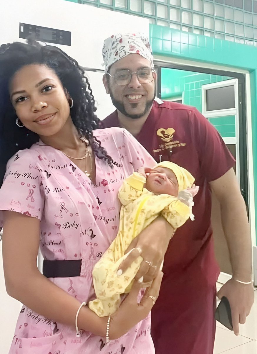 Gracias⚕️#Cuba 
Imagen preciosa, madre sonríe al lente de la cámara, señal de gratitud. Son los profesionales del sistema de salud cubano, es el empeño de la Revolución por salvar vidas.
Felicidades  trabajadores del Hospital Eusebio Hernández ❤
#YoSigoAMiPresidente #CubaVencerá