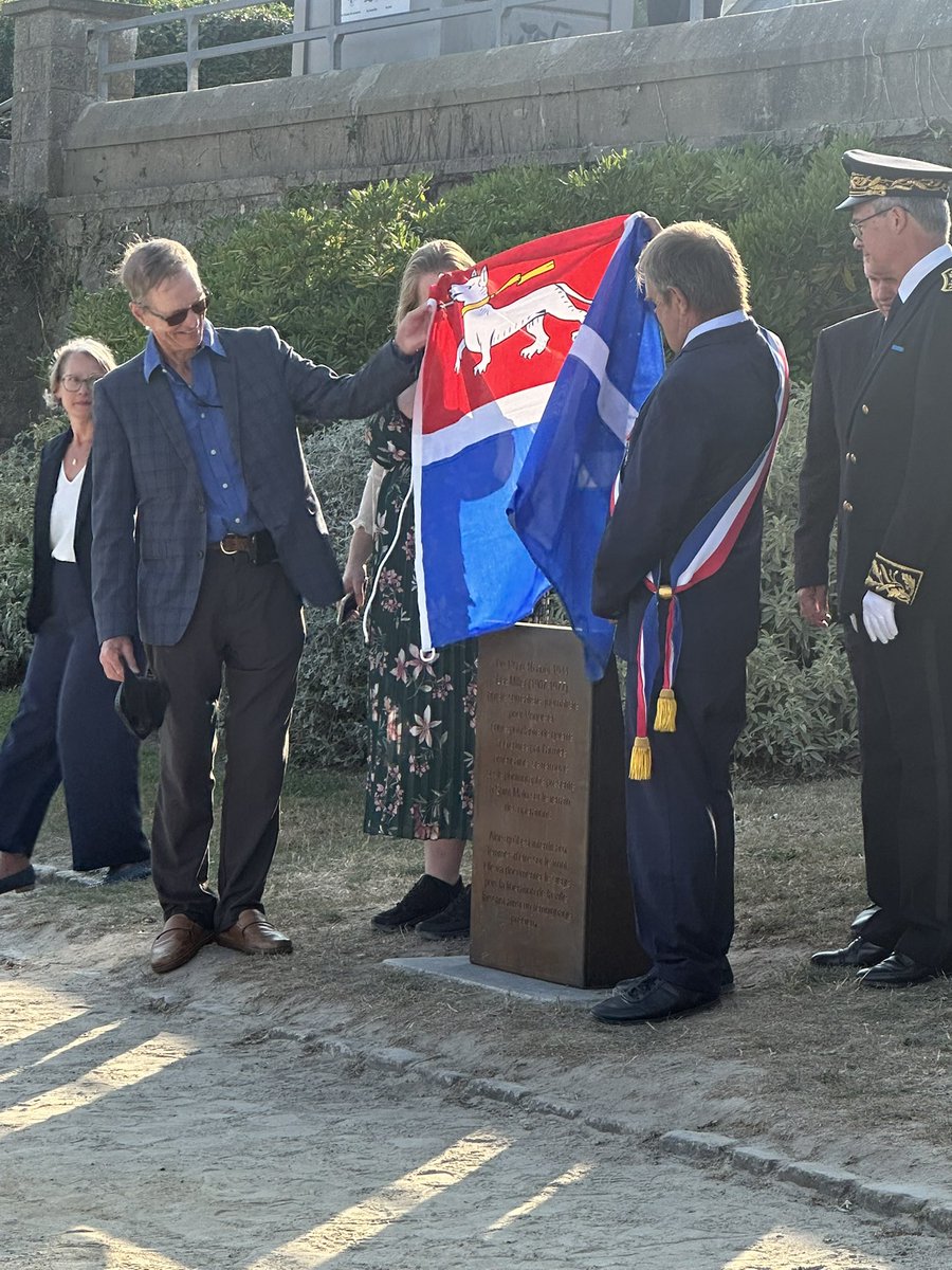 gilleslurton's tweet photo. Retour en images sur les cérémonies du 81ème anniversaire de la libération de Saint-Malo et sur l’inauguration d’une plaque à la mémoire de l’œuvre de Lee Miller, journaliste photographe américaine au magazine Vogue qui a immortalisé ces scènes de notre Ville enfin libérée https://t.co/q2o8P25KUn