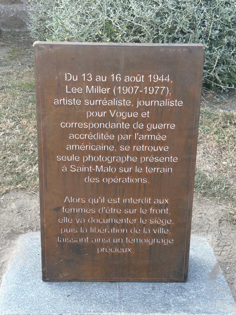 gilleslurton's tweet photo. Retour en images sur les cérémonies du 81ème anniversaire de la libération de Saint-Malo et sur l’inauguration d’une plaque à la mémoire de l’œuvre de Lee Miller, journaliste photographe américaine au magazine Vogue qui a immortalisé ces scènes de notre Ville enfin libérée https://t.co/q2o8P25KUn