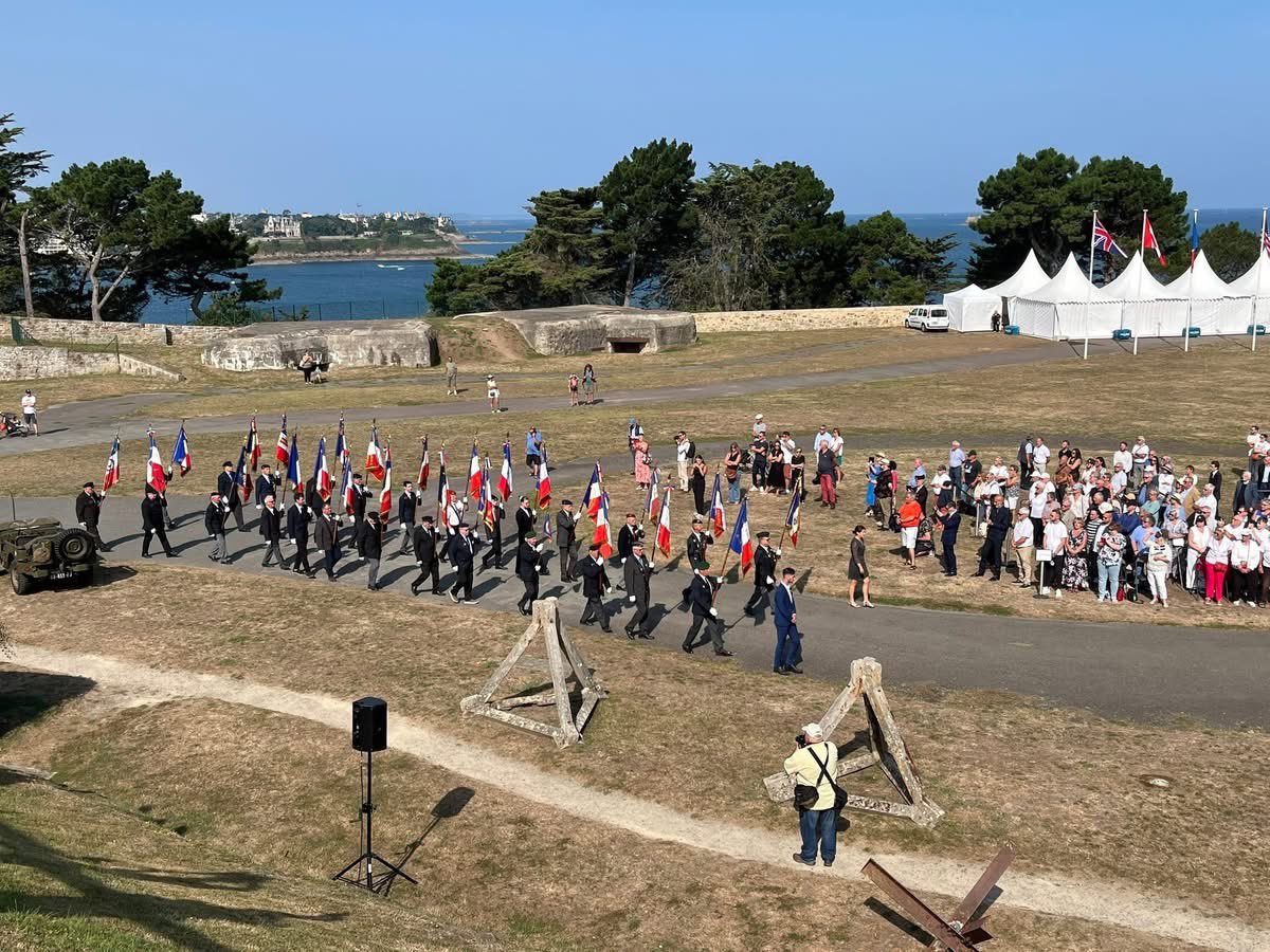 gilleslurton's tweet photo. Retour en images sur les cérémonies du 81ème anniversaire de la libération de Saint-Malo et sur l’inauguration d’une plaque à la mémoire de l’œuvre de Lee Miller, journaliste photographe américaine au magazine Vogue qui a immortalisé ces scènes de notre Ville enfin libérée https://t.co/q2o8P25KUn