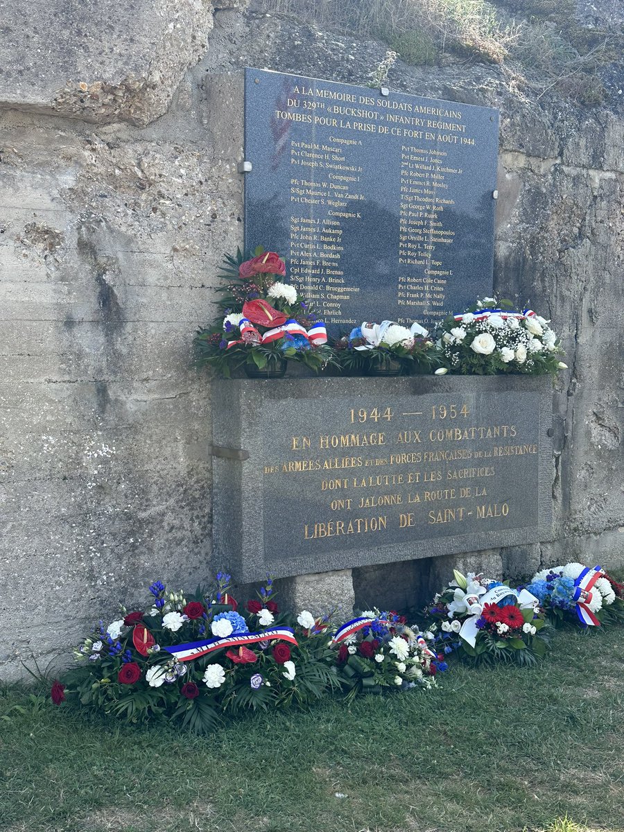 gilleslurton's tweet photo. Retour en images sur les cérémonies du 81ème anniversaire de la libération de Saint-Malo et sur l’inauguration d’une plaque à la mémoire de l’œuvre de Lee Miller, journaliste photographe américaine au magazine Vogue qui a immortalisé ces scènes de notre Ville enfin libérée https://t.co/q2o8P25KUn