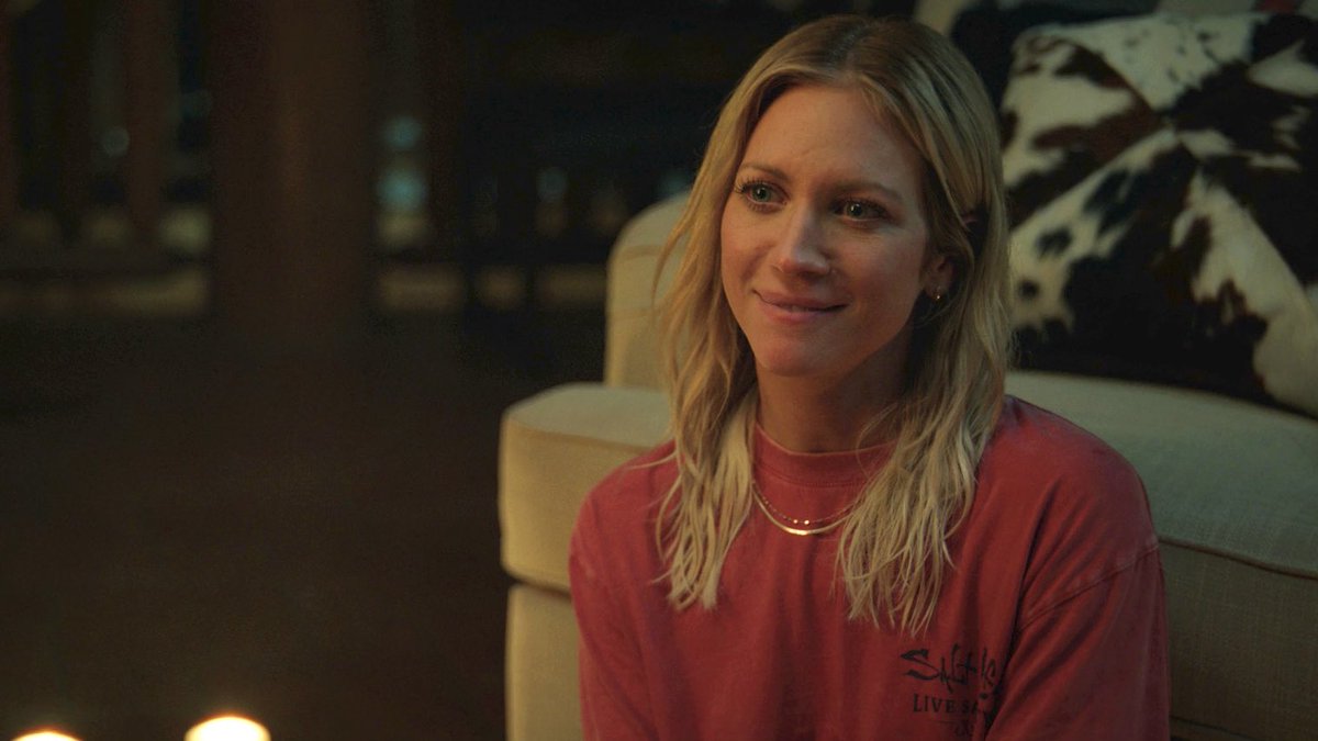 lenalvthr's tweet photo. I fear nobody has ever looked better on tv than brittany snow in a t-shirt with damp hair https://t.co/8Z5GXUmNFD