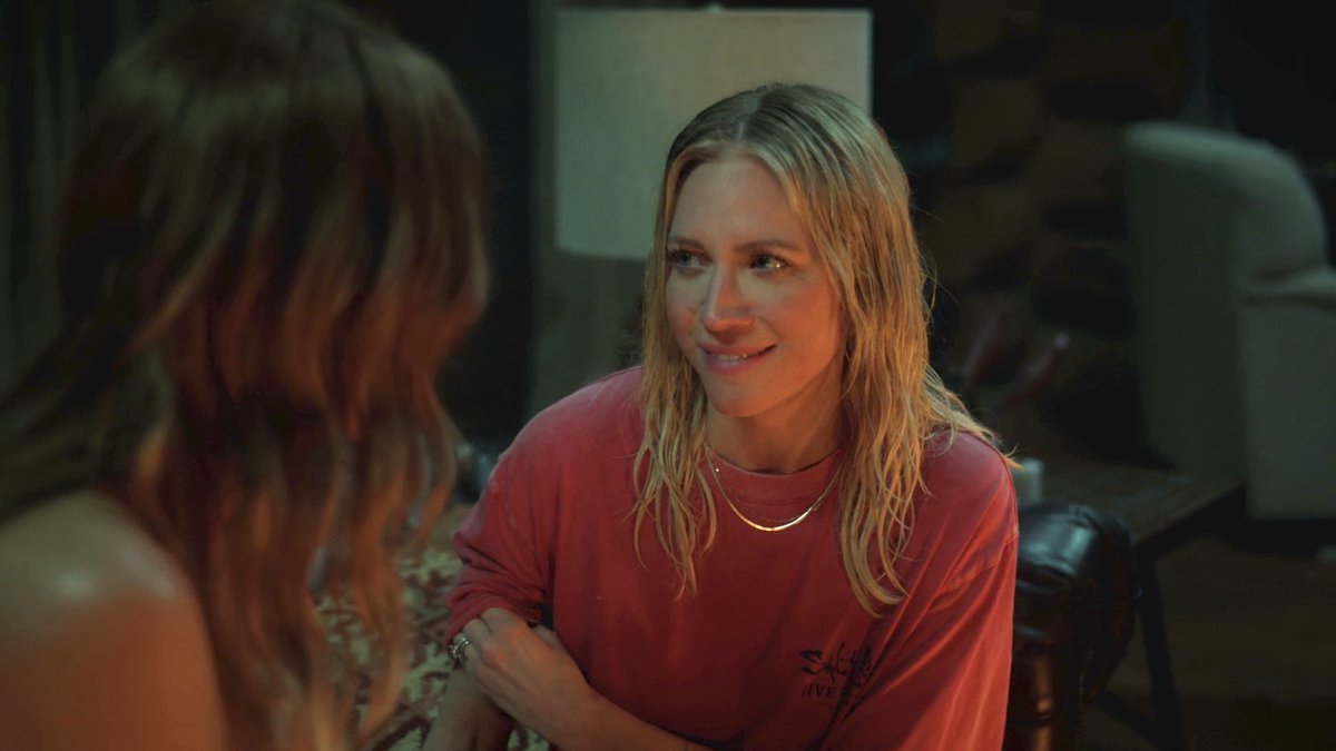 lenalvthr's tweet photo. I fear nobody has ever looked better on tv than brittany snow in a t-shirt with damp hair https://t.co/8Z5GXUmNFD