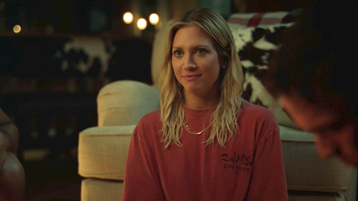 lenalvthr's tweet photo. I fear nobody has ever looked better on tv than brittany snow in a t-shirt with damp hair https://t.co/8Z5GXUmNFD