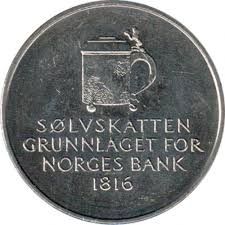 enur72's tweet photo. Etableringen av Norges Bank, sølvskatten, og bondeopprørene i Norge, 1816–1826 

Innledning 

Etter Napoleonskrigene var Norge i en dyp økonomisk krise, med hyperinflasjon, forårsaket av danskekongens pengetrykking som han brukte for å finansiere krigføringen sammen med Napoleon. 

Stortinget besluttet i 1814 å opprette en norsk sentralbank, Norges Bank. 

Trondheim fikk hovedkontoret  og banken  åpnet i 1816. 

Stortinget vedtok også å innføre en tvungen sølvskatt for å finansiere sentralbanken. 

Denne skatten rammet fattige bønder absolutt hardest. 

I "Kampen om banken: Et historisk perspektiv på utformingen av det nye Norges bank- og pengevesen ca. 1814–1816" (Norges Bank, Skriftserie 49/2016) viser Martin Austnes at banken var elitens prosjekt, og at sentralbanken og sølvskatten var ment å tjene interessene til embetsmenn, kjøpmenn og godseiere. 

Denne tråden gir en kronologisk fremstilling av sølvskatten, bondeopprørene i 1818 og deres etterspill, basert på Austnes’ analyse, Arkivverkets protokoller og Norges Banks arkiver. 

1/8