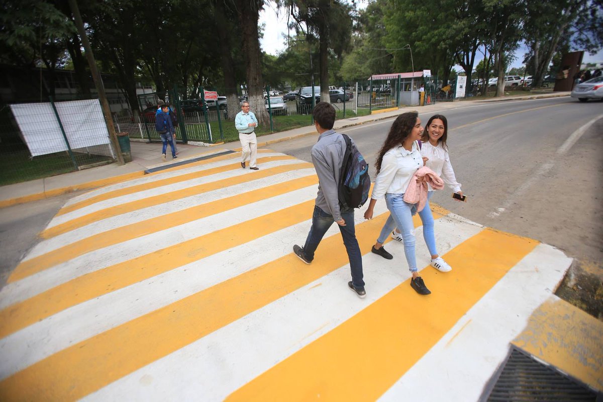 PabloLemusN's tweet photo. En este Día Mundial del Peatón 🚶‍➡️🚶‍♀️‍➡️, desde nuestro comienzo en Zapopan, después en Guadalajara y ahora en todo Jalisco, hemos trabajado en la rehabilitación de unidades deportivas, jardines, parques, calles y avenidas, siempre con el propósito de que las personas los disfruten plenamente.

En cada proyecto que realizamos #alestilojalisco integramos la accesibilidad universal, dando prioridad a las y los peatones mediante la construcción de banquetas, rampas y cruceros seguros. Así garantizamos que el espacio público sea incluyente y pueda ser utilizado por todas y todos, en especial por las personas mayores y quienes viven con alguna discapacidad. 

Respetemos los derechos de las y los peatones que transitan todos los días en la ciudad.