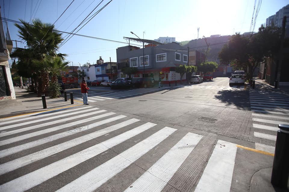 PabloLemusN's tweet photo. En este Día Mundial del Peatón 🚶‍➡️🚶‍♀️‍➡️, desde nuestro comienzo en Zapopan, después en Guadalajara y ahora en todo Jalisco, hemos trabajado en la rehabilitación de unidades deportivas, jardines, parques, calles y avenidas, siempre con el propósito de que las personas los disfruten plenamente.

En cada proyecto que realizamos #alestilojalisco integramos la accesibilidad universal, dando prioridad a las y los peatones mediante la construcción de banquetas, rampas y cruceros seguros. Así garantizamos que el espacio público sea incluyente y pueda ser utilizado por todas y todos, en especial por las personas mayores y quienes viven con alguna discapacidad. 

Respetemos los derechos de las y los peatones que transitan todos los días en la ciudad.