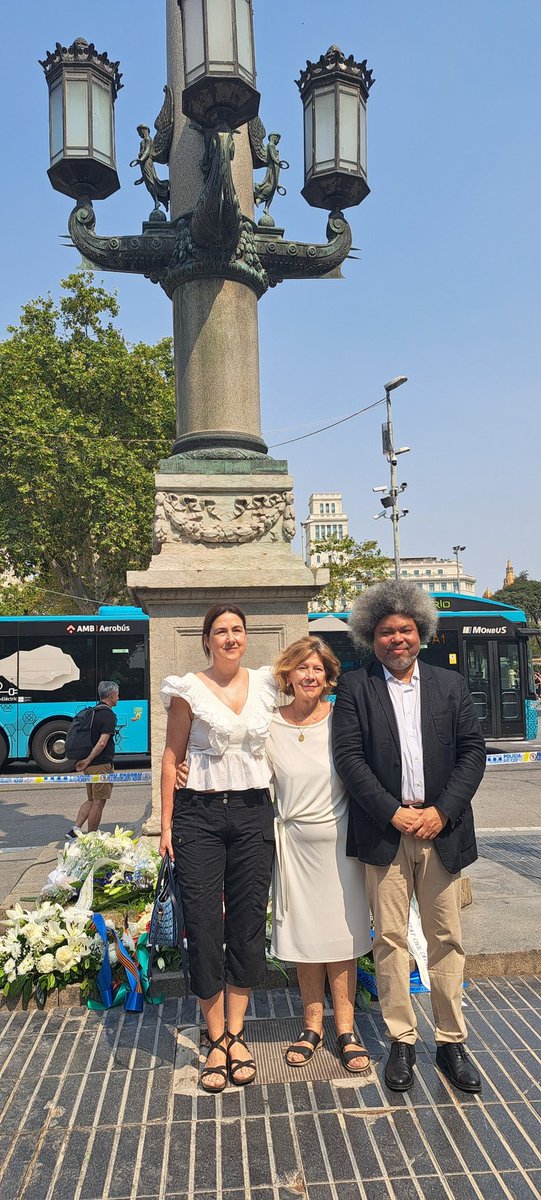 En el día hoy 17/08/25 integrantes de <a href="/alianza_aiecc/">@alianza-aiecc</a> participaron en el acto de homenaje a las víctimas por el 8° aniversario de los atentados de la Rambla y Cambrils. En La fotografía Junto a Doña Alicia Romero presidente de la plataforma #17A.