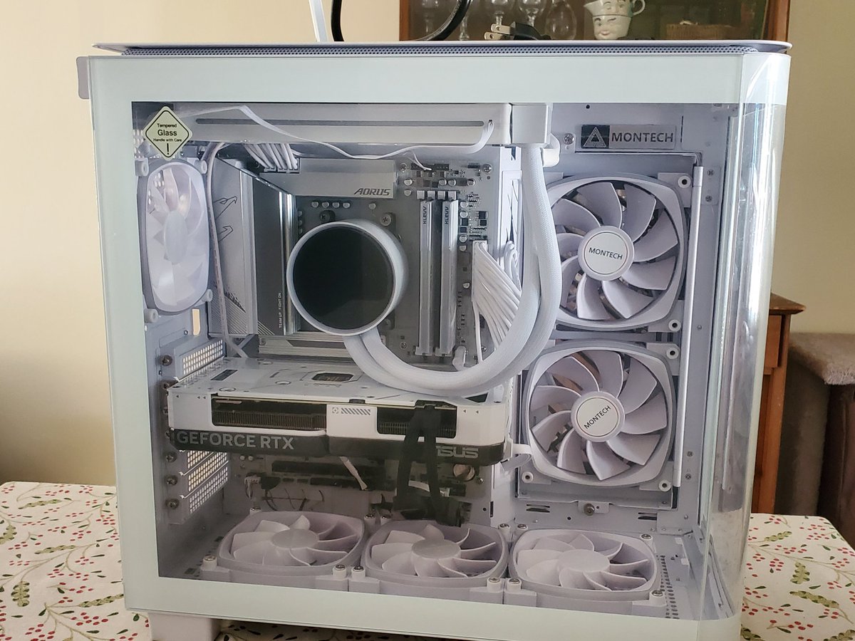MY NEW PC IS ALL BUILT AND CUTEEEE!!!!!!!!!!!!!!!!!!!!!